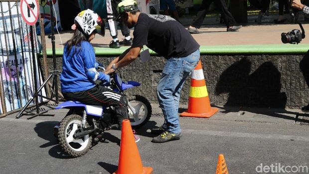 Anak-anak diajari Yamaha mengendarai motor dengan aman sejak dini