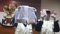 Dalam kesempatan itu, barang bukti OTT ditunjukkan.