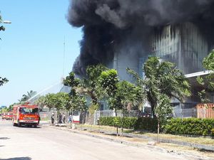 Sudah 5 Jam, Kebakaran Pabrik Plastik di Jababeka Belum Padam