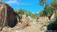 Foto: Petugas Desa Rogo mengatakan banjir ini diakibatkan curah hujan yang cukup tinggi pada Jumat (27/6). Akibatnya, kubangan di pegunungan Pewana jebol sehingga berdampak pada jembatan penghubung jalan poros Palu- Bangga. (Muhammad Qadri-detikcom)