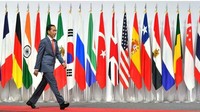 Presiden Jokowi melangkah di atas Karpet merah di paggung dan melewati deretan bendera negara G20 di INTEX Osaka. Pool/IG @jokowi.