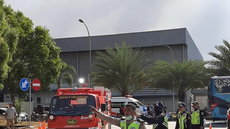 Kebakaran Pabrik Plastik di Jababeka Akhirnya Padam Setelah 5,5 Jam Kebakaran Pabrik Plastik di Jababeka Akhirnya Padam Setelah 5,5 Jam