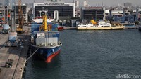 Namun, surplus yang dialami neraca perdagangan Indonesia dibilang tidak ideal. Karena, posisinya ekspor masih menurun dan impor juga menurun secara tahunan year on year (yoy).