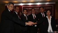 Direktur Utama PT Shield-On Service Tbk Herman Julianto (ketiga kanan) bertumpu tangan dengan Komisaris Independen Supratman Gunawan (dari kiri), Direktur Prasetyo Wibowo, Komisaris Utama Robby Julianto, Direktur Iwan Sutanto, dan Komisaris Independen Lucy Ambarini Irawan, usai rapat umum pemegang saham tahunan perseroan, di Jakarta, Rabu (26/6/2019).