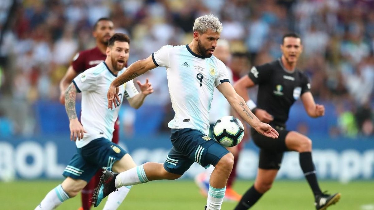 Lionel Scaloni memastikan Sergio Aguero akan menjadi starter di laga Argentina vs Brasil (Foto: Pilar Olivares/Reuters)