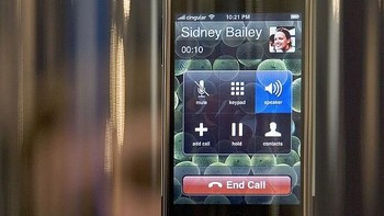 iPhone yang diperkenalkan di Macworld sukses mencuri perhatian jelang peluncurannya beberapa bulan berselang. (Foto: David Paul Morris/Getty Images)