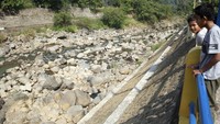 Debit air Sungai Ciliwung di Bendungan Katulampa berada pada titik nol pada musim kemarau ini. ANTARAFOTO/Yulius Satria Wijaya.