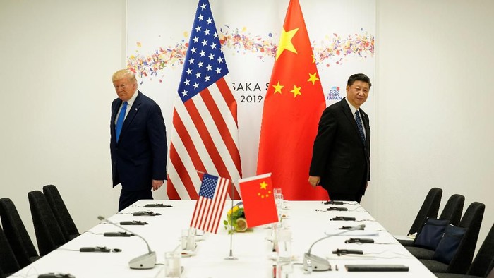 Presiden Xi Jiping Peringati 25 Tahun Kembalinya Makau ke China Chinese President Xi Jinping gestures as he talks to leaders during a welcoming dinner, ahead of celebrations for the 25th anniversary of Macaos handover from Portugal to China, in Macao, Thursday, Dec. 19, 2024. (AP Photo/Anthony Kwan, Pool)