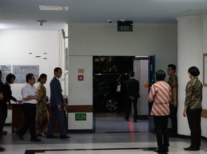 Jokowi Jenguk Risma Usai Hadiri Resepsi Pernikahan Anak Khofifah