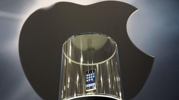 Menurut Jobs, iPhone merupakan sebuah kombinasi dari mobile phone, iPod dengan layar lebih besar dengan kendali sentuh, dan perangkat berinternet untuk email, browsing, navigasi peta, hiburan, dan lainnya. (Foto: David Paul Morris/Getty Images)