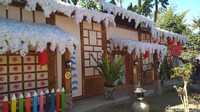Memasuki Istana Jepang, pintu masuk bergaya oriental telah menyambut. Berjajar dikanan kiri lorong, Bunga Sakura berbagai warna. (Erliana Riady/detikcom)
