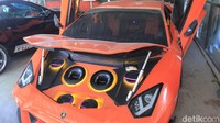 Buat bentuknya dari miniatur mobil-mobilan, saya beli di mall di Kota Bandung. Ukuran 1:64, kalau beli miniatur yang besar sayang harganya mahal, ujarnya. Foto: Wisma Putra/detikcom