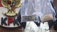 KPK juga menetapkan tiga orang tersangka terkait operasi tangkap tangan jaksa di Kejati DKI. Salah satunya Asisten Pidana Umum Kejaksaan Tinggi DKI Jakarta, Agus Winoto.