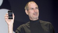 SAN FRANCISCO, CA - JANUARY 9: Apple CEO Steve Jobs holds up the new iPhone that was introduced at Macworld on January 9, 2007 in San Francisco, California. During the keynote Jobs introduced the new iPhone which will combine a mobile phone, a widescreen iPod with touch controls and a internet communications device with the ability to use email, web browsing, maps and searching. The iPhone will start shipping in the US in June 2007. (Photo by David Paul Morris/Getty Images)