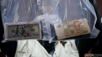 Barang bukti yang disita uang dolar AS dan dolar Singapura.