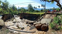 Foto: Jembatan tersebut merupakan akses warga Desa Rogo menuju Pasar Baluase untuk berjualan. Putusnya jembatan itu membuat warga tidak bisa membawa jualannya. Desa Baluase, Desa Bulubete, Desa Walatana, Desa Bangga. (Muhammad Qadri-detikcom)