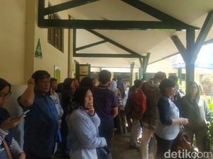 Datangi Sekolah, Ortu Calon Siswa SMA di Bandung Harap-harap Cemas