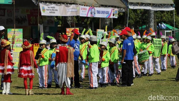 Marching band anak-anak memeriahkan suasana Blue Core Yamaha Motor Show di Kudus