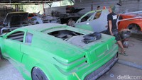 Dulu saya buat sekitar Tahun 2002, mobil Citroen jadi Lamborghini Countach dibengkel ayah saya yang berada di Majalaya, katanya saat dijumpai di bengkel miliknya yang berada di Jalan Sipatahunan, Baleendah, Kabupaten Bandung, Sabtu (29/6/2019). Foto: Wisma Putra/detikcom
