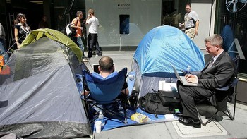 Tenda pun jadi pemandangan lazim dalam antrean calon pembeli yang berusaha menjadi salah satu pemilik pertama dari iPhone 1 tersebut. (Foto: Justin Sullivan/Getty Images)