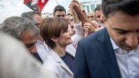 Ratusan pendukungnya berkumpul di luar gedung pengadilan pada Jumat (28/6) untuk memberikan dukungan bagi kepala partai oposisi, Partai Rakyat Republik (CHP) cabang Istanbul tersebut (Foto: AFP)