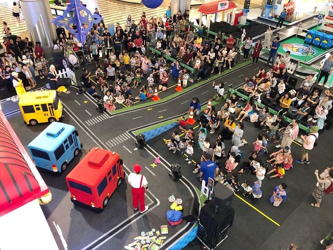 TAYO Funventure diadakan di Central Park Mall menghadirkan serangkaian acara seru yang bisa akan menghibur anak-anak. Acara ini digelar di Laguna Atrium dari pukul 10:00 - 22:00 hingga 30 Juni besok. Buah hati pun bisa mengikuti costum competition hingga meet & greet dengan para karakter film TAYO The Little Bus. Foto: Dok. Instagram