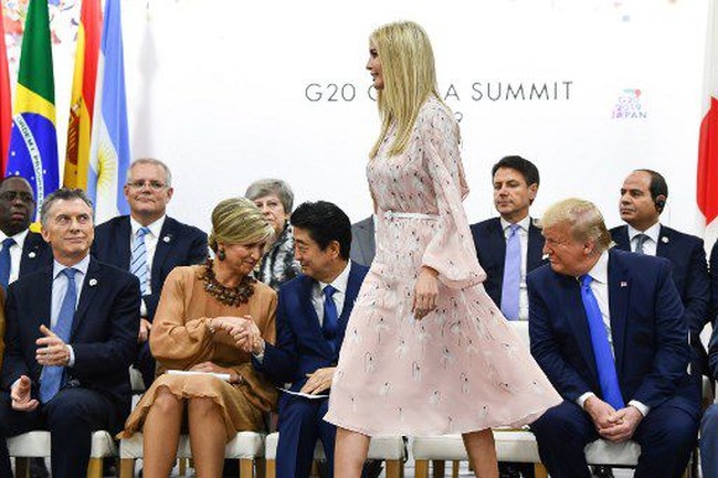 Ivanka tampil ultra feminin di hari kedua KTT G20. Dia mengenakan dress pink dari brand Valentino. Busana dengan motif snowdrop itu dijual seharga £2,325 atau sekitar Rp 42 juta di situs belanja barang high end. Foto: Brendan Smialowski / AFP