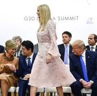 Ivanka tampil ultra feminin di hari kedua KTT G20. Dia mengenakan dress pink dari brand Valentino. Busana dengan motif snowdrop itu dijual seharga £2,325 atau sekitar Rp 42 juta di situs belanja barang high end. Foto: Brendan Smialowski / AFP