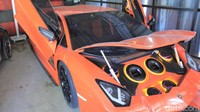 Saat disinggung, mengapa mobil Citroen yang dimilikinya itu ia ubah menjadi replika mobil sport Lamborghini Countach? Ronny mengatakan, bila ia ingin memiliki mobil bagus, dengan hasil karyanya sendiri. Foto: Wisma Putra/detikcom