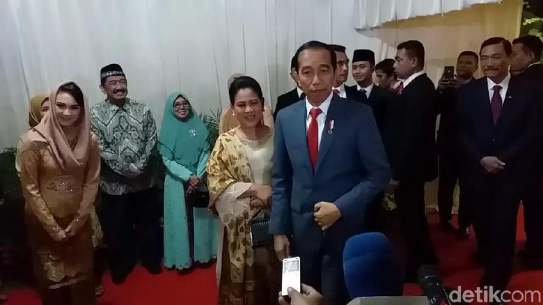Jokowi Hadiri Resepsi Pernikahan Anak Gubernur Khofifah Jokowi Hadiri Resepsi Pernikahan Anak Gubernur Khofifah