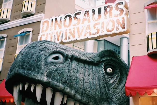 Anak-anak suka dengan dinosaurus? Bawa saja mereka ke PIK Avenue. Mal di kawasan Jakarta Utara itu tengah mengadakan Dinosaurus City Invasion hingga 28 Juli. Di sana, anak bisa menyaksikan dinasaurs parade, dino adventure camp, hingga dino kids costume competision. Foto: Dok. Instagram