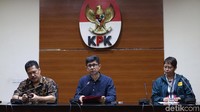 Wakil Ketua KPK, Laode M Syarief (tengah) bersama Jaksa Agung Muda Bidang Intelijen (Jamintel) Jan S Maringka serta Kabag Pemberitaan dan Publikasi KPK Yuyuk Andriani memberikan pernyataan pers di Gedung KPK, Jakarta, Sabtu (29/6/2019) terkait operasi tangkap tangan (OTT) yang menjaring oknum kejaksaan.
