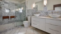 Kamar mandi utama memiliki shower hujan yang besar. Foto: Dok. CNBC/Julia B. Fee Sotheby’s International Realty