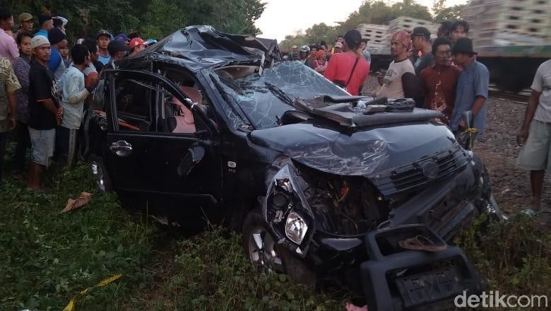Detik-detik Minibus Tertabrak Kereta di Indramayu Tewaskan Seluruh Penumpang Detik-detik Minibus Tertabrak Kereta di Indramayu Tewaskan Seluruh Penumpang