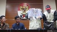 KPK menetapkan tiga tersangka dalam kasus ini. Sebagai pemberi yaitu, Alvin Suherman sebagai pengacara dan Sendy Perico swasta sebagai pihak yang berperkara.