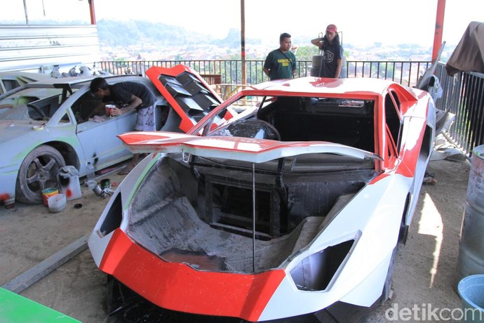 Lamborghini dan Ferrari Made in Bandung Lamborghini dan Ferrari Made in Bandung