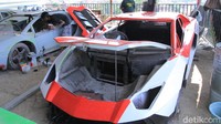 Pemilik bengkel sekaligus owner Extreme Modifikasi ini mengungkapkan, dibutuhkan waktu enam bulan untuk membuat sebuah replika mobil sport Lamborghini Countach. Foto: Wisma Putra/detikcom