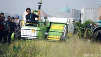 Ada juga mesin memanen padi.
