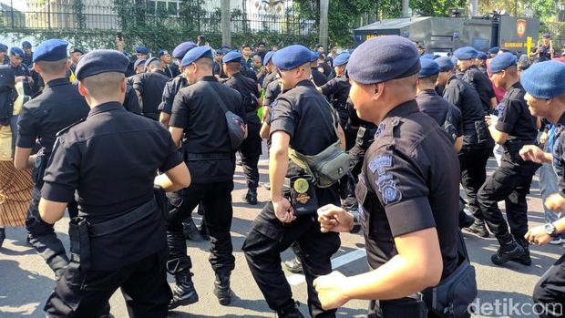 Saat Personel Brimob Olahraga-Joget Bareng Masyarakat di CFD
