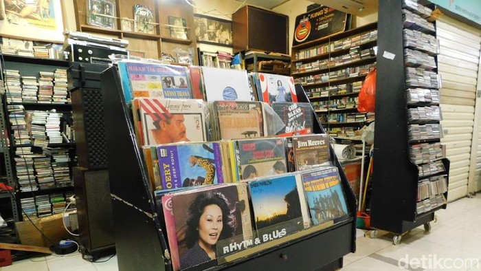 Piringan Hitam Masih Eksis Bisnis barang bekas seperti piringan hitam atau vinyl dan kaset pita yang biasa di putar di perangkat radio masih eksis hingga kini walau band maupun penyanyinya barangkali sudah pensiun bahkan tutup usia.