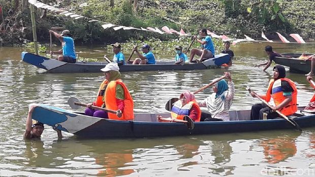 Lomba dayung perahu tradisional di Lamongan/
