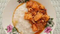 Meski hanya diberi lauk sambal goreng kentang, tahu dan kacang tolo. Bubur lemu tetap enak. Foto : Instagram @dezychezy