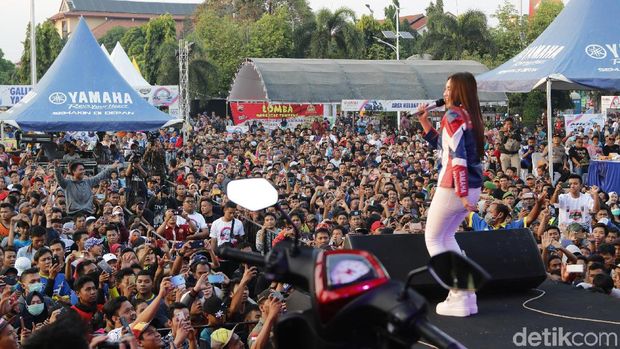 Nella menghibur masyarakat di Alun-alun Kudus
