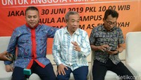Ujungnya, ia malah dilaporkan ketika yang meminangnya, pemilik kampus itu mencurigai ijazahnya palsu. Eks anggota DPR RI itu sempat dibebaskan karena masalah riwayat penyakit asma.