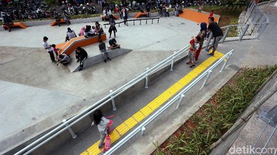 Potret Warga Menikmati Taman Spot Budaya