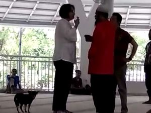 Heboh Perempuan Bawa Anjing Masuk Masjid yang Ternyata Skizofrenia