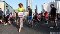 Sebagian relawan mengikuti aksi bagi-bagi bunga dengan mengenakan kebaya. 