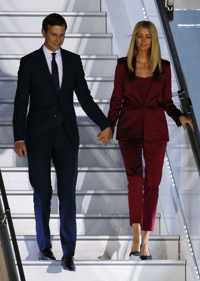 Saat menghadiri KTT G20 pada 2017 di Polandia, Ivanka Trump turun dari pesawat kepresidenan di bandara militer Warsaw, dalam setelan blazer dan celana pipa satin warna marsala yang chic. Marsala merupakan salah satu warna kunci untuk tren musim gugur 2017 dan Ivanka Trump sepertinya tidak ingin ketinggalan tren walaupun hadir untuk sebuah acara formal. Setelan warna merah wine keluaran brand Escada itu ia padukan dengan pump shoes suede warna hitam. Foto: Dok. Getty Images, Instagram
