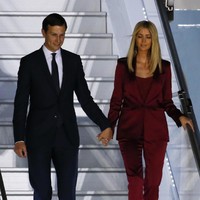 Saat menghadiri KTT G20 pada 2017 di Polandia, Ivanka Trump turun dari pesawat kepresidenan di bandara militer Warsaw, dalam setelan blazer dan celana pipa satin warna marsala yang chic. Marsala merupakan salah satu warna kunci untuk tren musim gugur 2017 dan Ivanka Trump sepertinya tidak ingin ketinggalan tren walaupun hadir untuk sebuah acara formal. Setelan warna merah wine keluaran brand Escada itu ia padukan dengan pump shoes suede warna hitam. Foto: Dok. Getty Images, Instagram