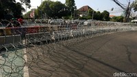 Kawat berduri dan barier beton sudah terpasang untuk menutup akses di depan kantor KPU.
